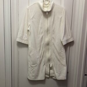 Zip-Up Robe/Housecoat Pre-owned. Color: Cream.